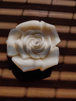 grande bougie en rose parfumée en cire de soja naturelle. bougies sculpturales artisanal et fabriqué en France. Une décoration luxueuse pour la touche haute gamme. Un beau cadeauu à offrir