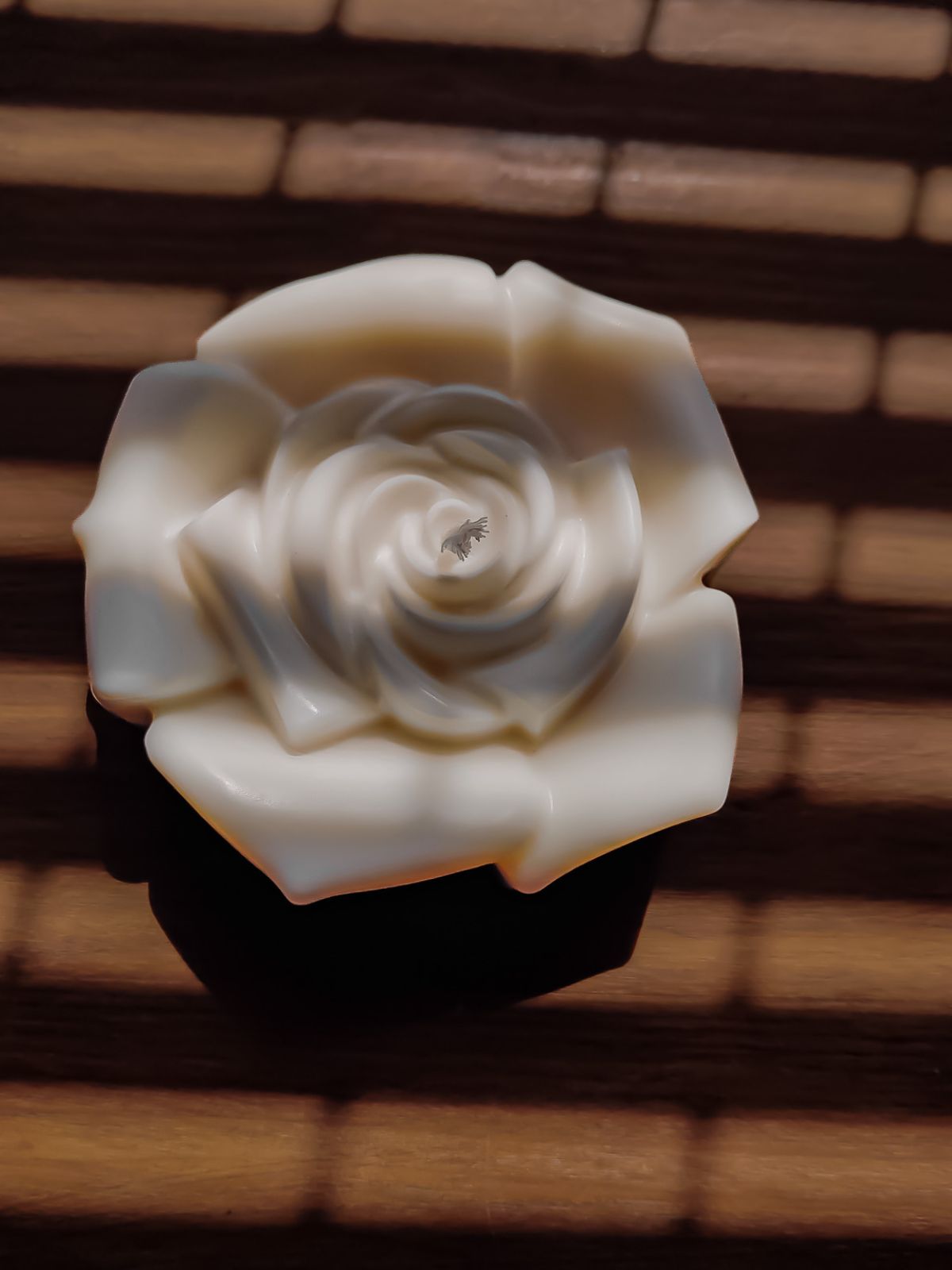 grande bougie en rose parfumée en cire de soja naturelle. bougies sculpturales artisanal et fabriqué en France. Une décoration luxueuse pour la touche haute gamme. Un beau cadeauu à offrir