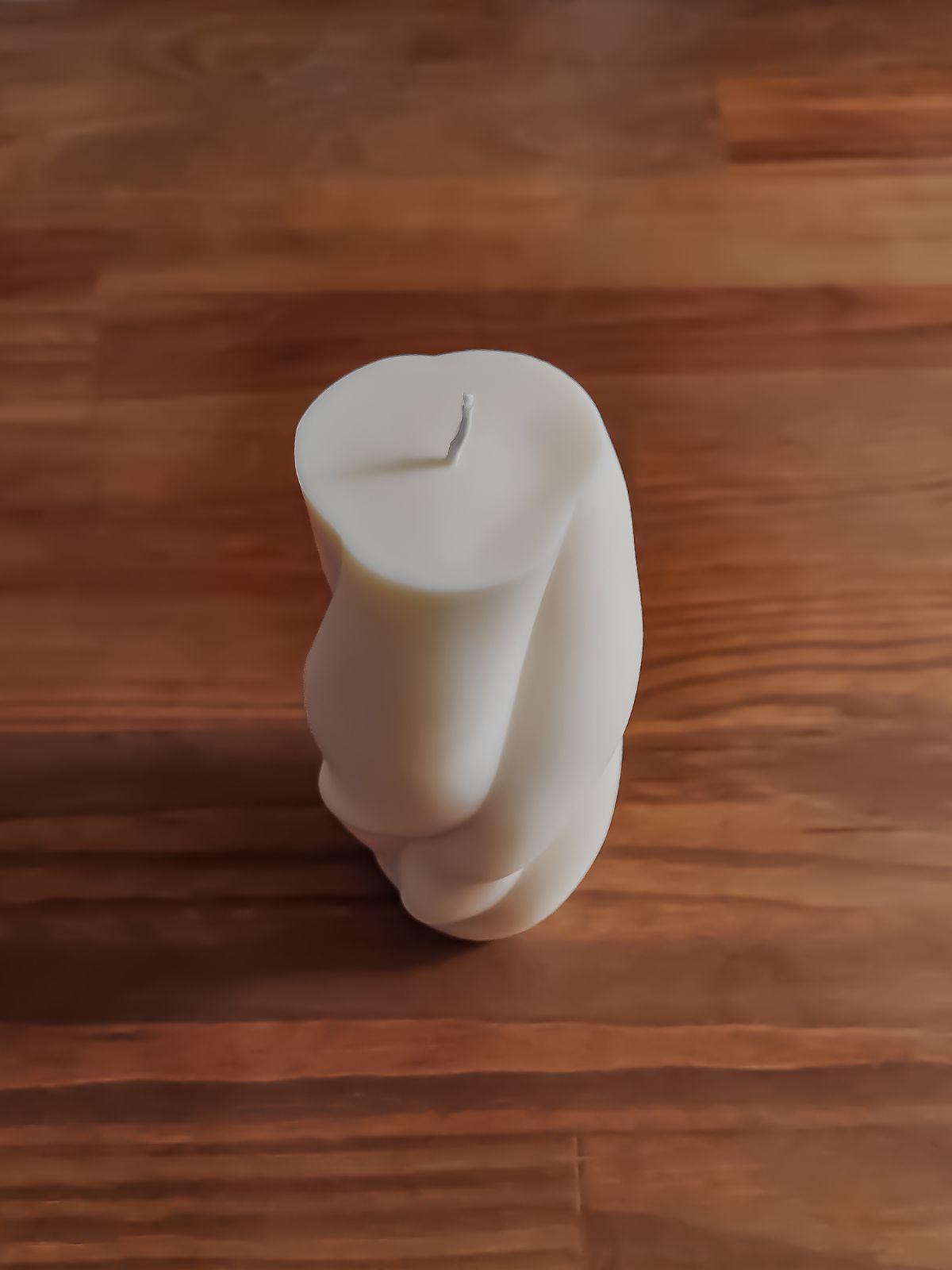 bougie pilier sculptural de table. bougie naturelle d'intérieur fait main en France. bougie parfumée intense.
