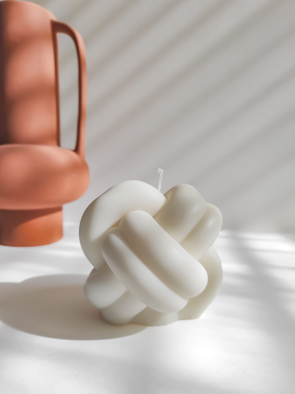Bougies décoratives en forme de noeud pour décorer tables et comptoires. Décoration stylé et tendance pour sublimer toutes les pièces de la maison.