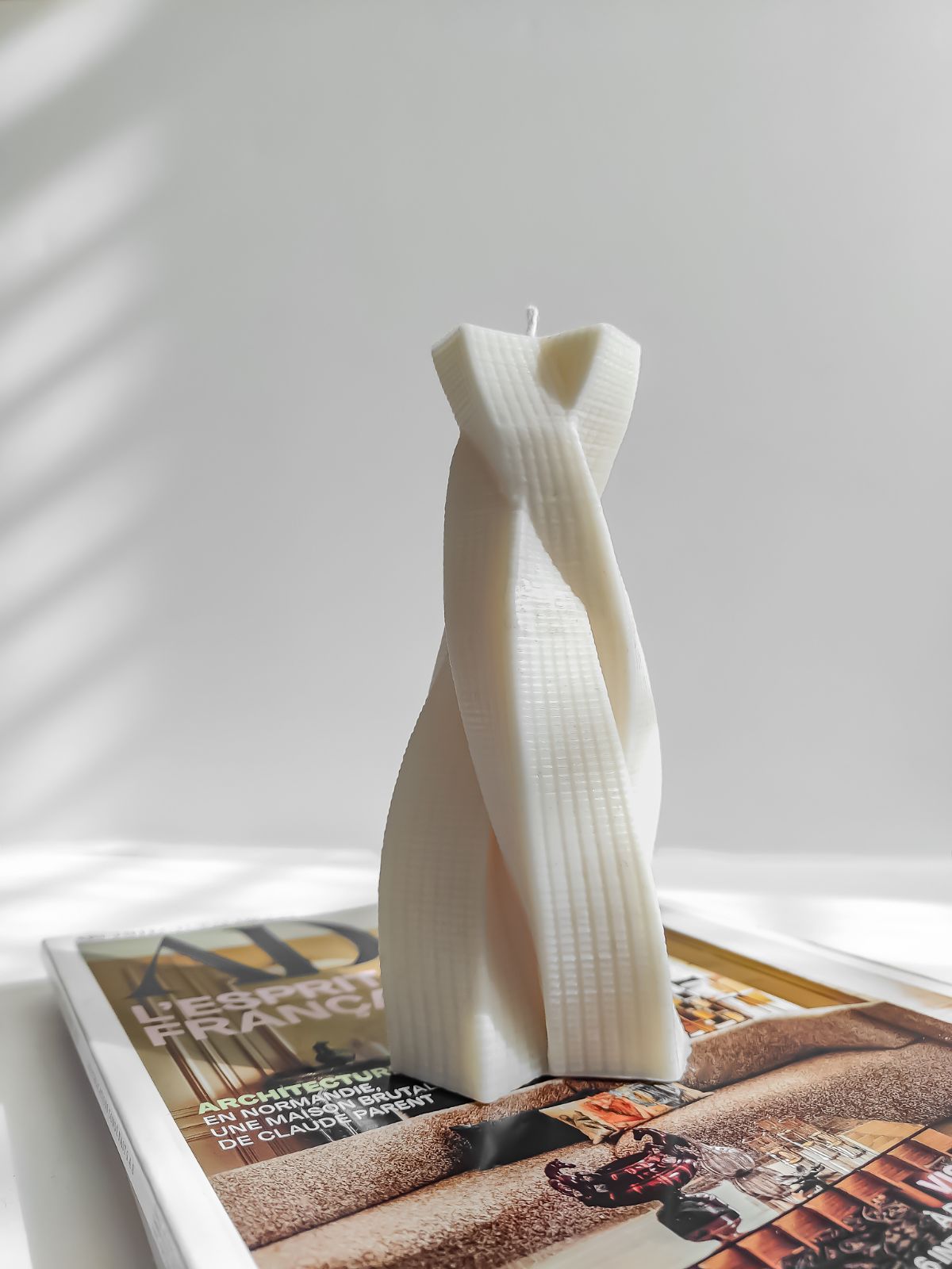 déco design et graphique. Objet décorative de maison artisanal. bougie pour décorer table basse, bibliothèque, ou centre de table. fabriquée à la main en France a base de cire de soja 100% naturelle. bougie décorative parfumée.