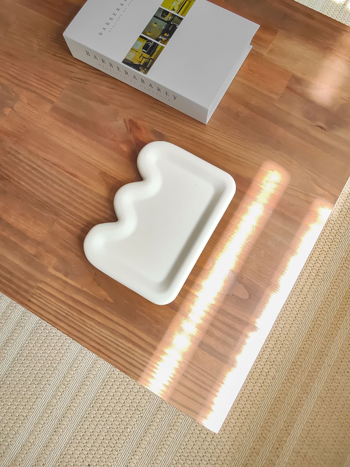 Plateau déco élégant de fabrication artisanale. Plateau de rangement vide poche. plat design art déco de table. Accessoires déco de maison.