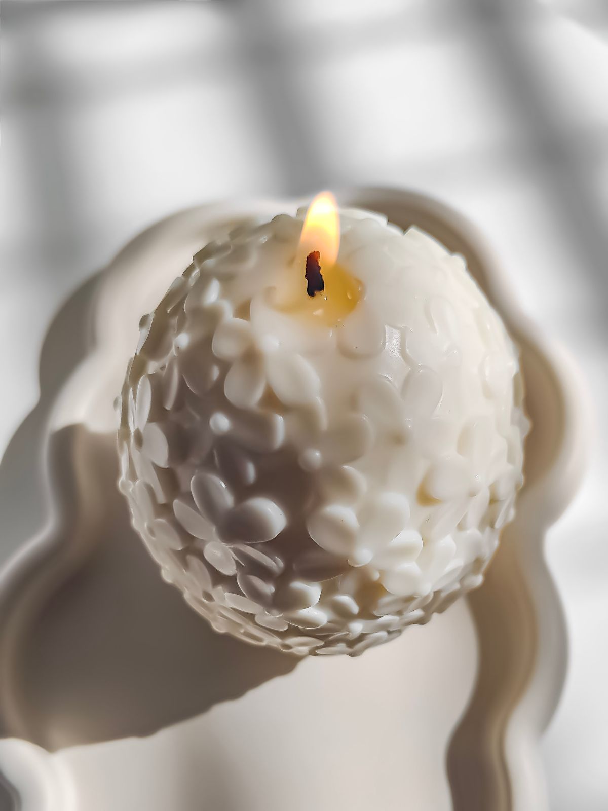 bougie décorative en forme d'oeuf fleuri. décoration en cire naturelle de soja et parfumé. fabrication Française.