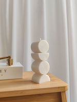 Bougies piliers design forme graphique pour une décoration art décoà la  parisienne.  Bougie sculpturale artisanale en cire végétale de soja. fabrication française.décoration de table basse cosy.