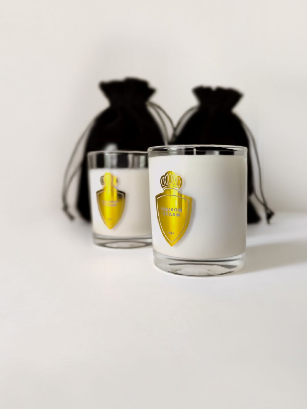 Bougie parfumée bois d'olivier, parfum de Grasse, cire vegetale et fabriquée en France. Parfumerie de maison. parfum  boisé.