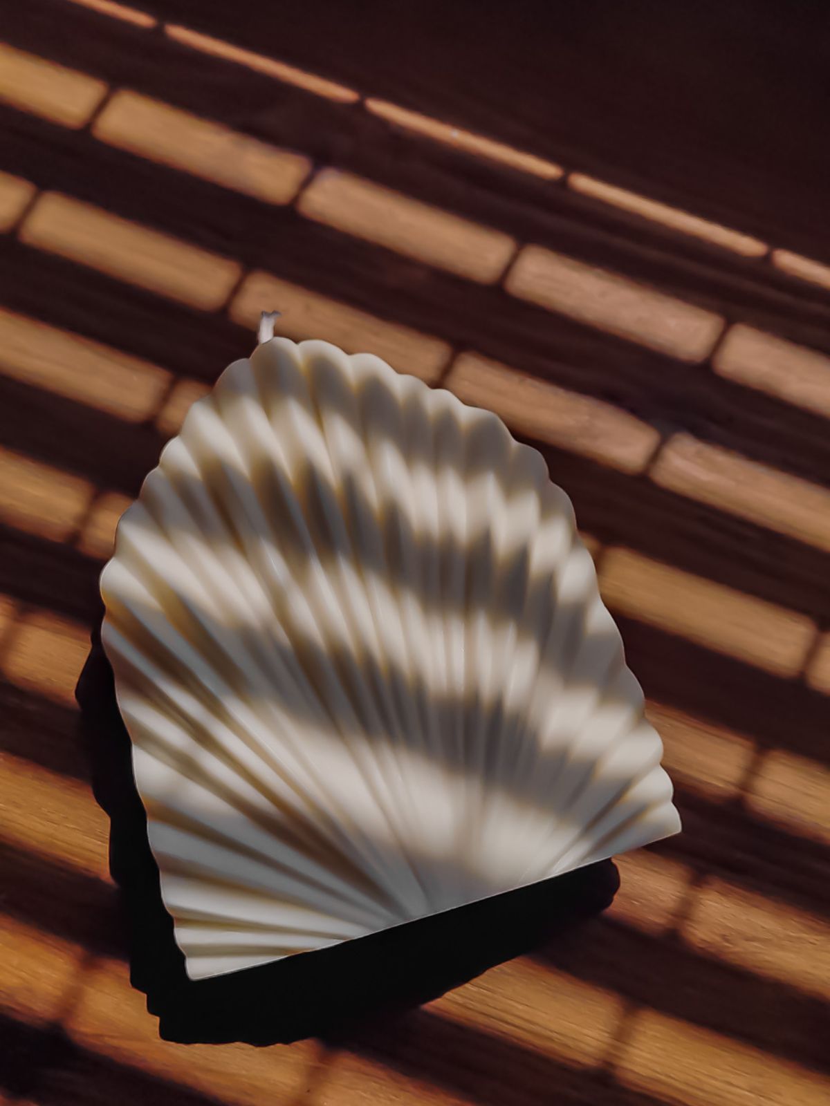 Bougie sculpturale en forme de éventail. Objet décorative de maison artisanal. bougie pour décorer table basse, bibliothèque, ou centre de table. fabriquée à la main en France a base de cire de soja 100% naturelle. bougie décorative parfumée.