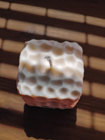 bougie bulle, Décoration de maison artisanale et fabriquée en France, bougies sculptées qui réchaufferont votre intérieur. Formes géométriques designs et créatives pour créer des moments doux et chaleureux.