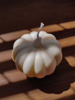 Bougie décorative et artisanale forme citrouille. déco parfumée pour l'automne.  fabriqué en cire naturelle dans la ville de Lyon. bougie potiron decorative.