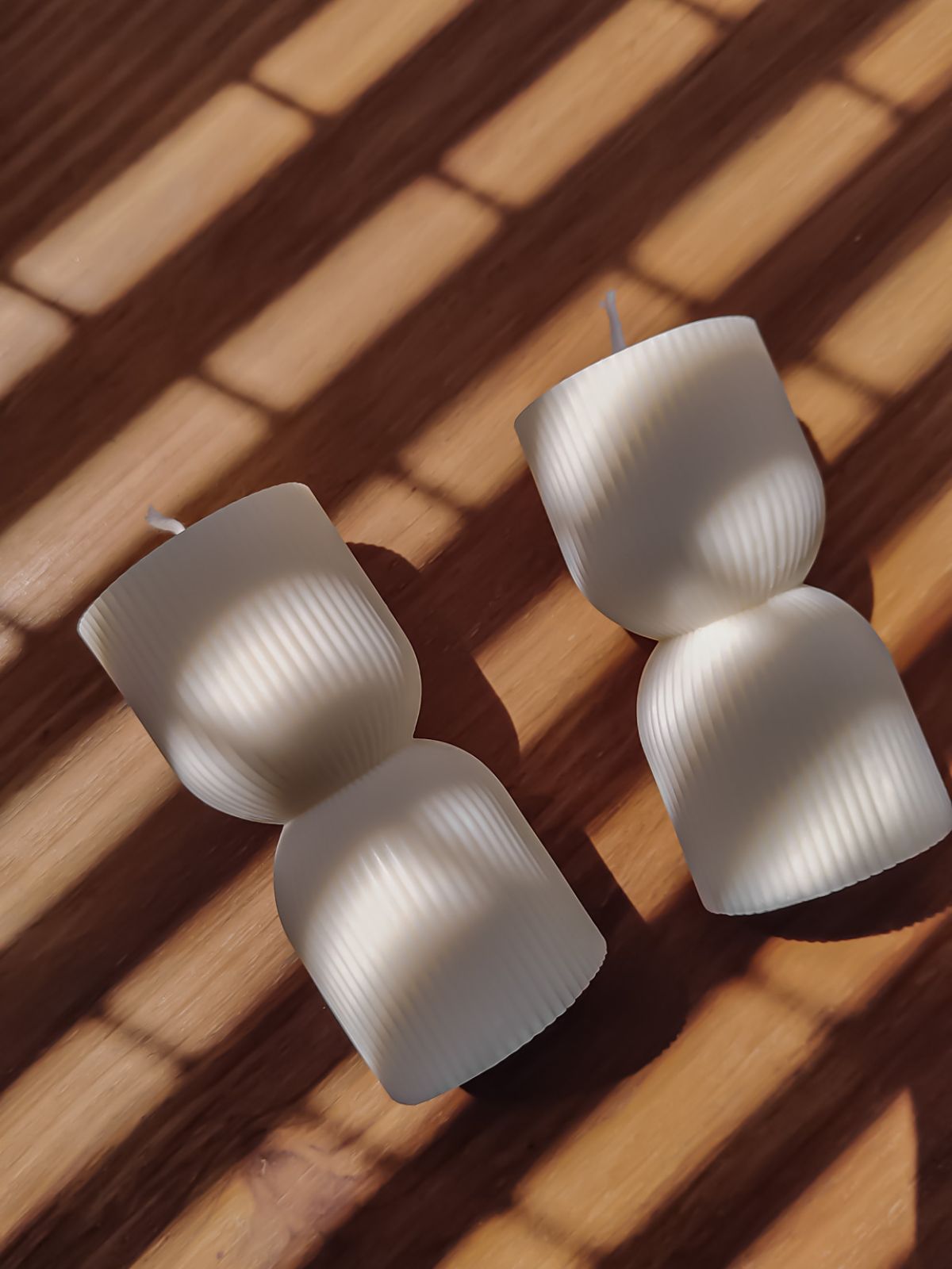 Bougie sculpturale en forme de sablier. Objet décorative de maison artisanal. bougie pilier pour décorer table basse, bibliothèque, ou centre de table. fabriquée à la main en France a base de cire de soja 100% naturelle. bougie décorative parfumée.