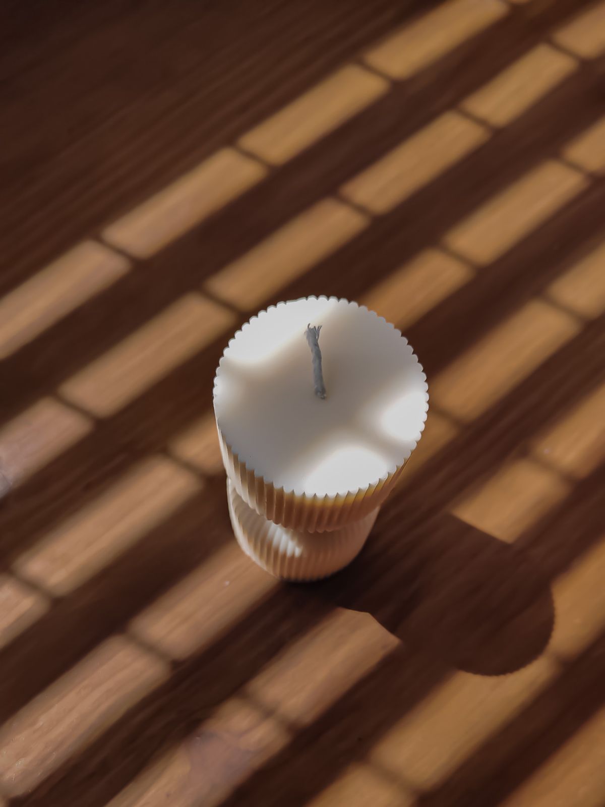 Bougie sculpturale en forme de sablier. Objet décorative de maison artisanal. bougie pilier pour décorer table basse, bibliothèque, ou centre de table. fabriquée à la main en France a base de cire de soja 100% naturelle. bougie décorative parfumée.