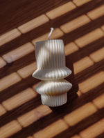 bougie pilier de table. bougie décorative style géométrique. aceessoire de maison artisanle.