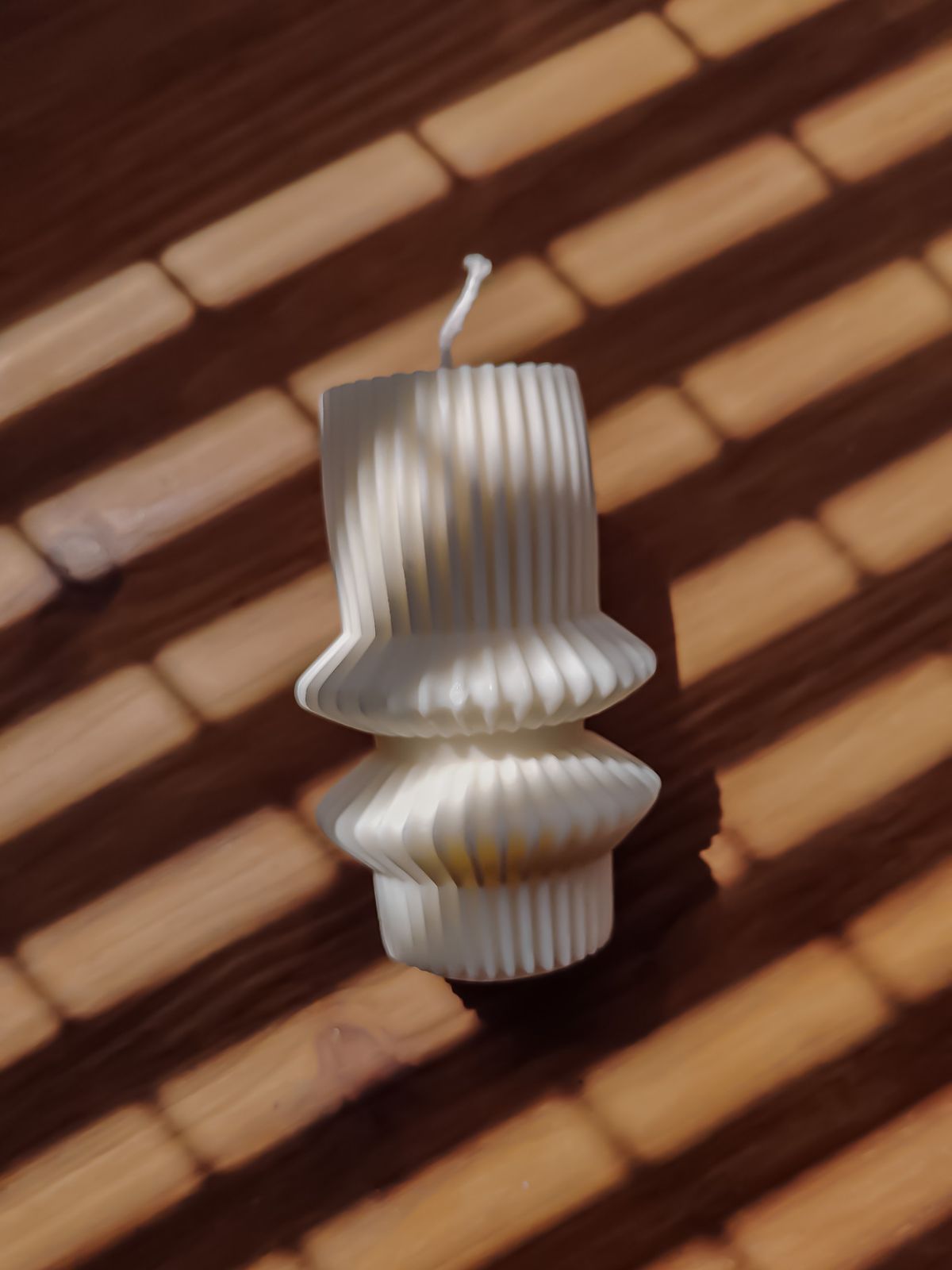 bougie pilier de table. bougie décorative style géométrique. aceessoire de maison artisanle.