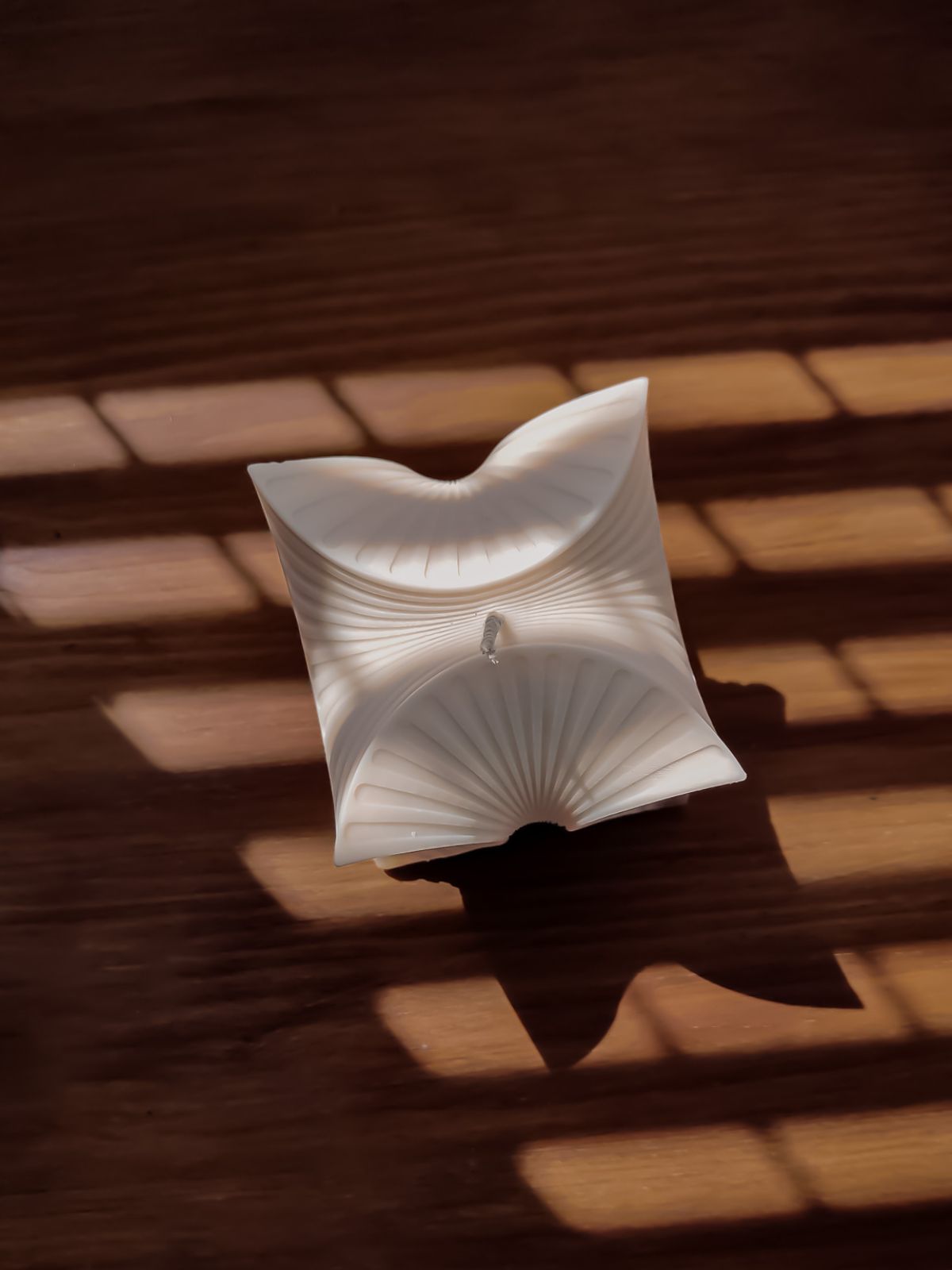 Décoration artisanal de bougie design en forme de cube abstrait. Les idées cadeaux à offrir. Bougie artisanal 100% naturelle et parfumée.