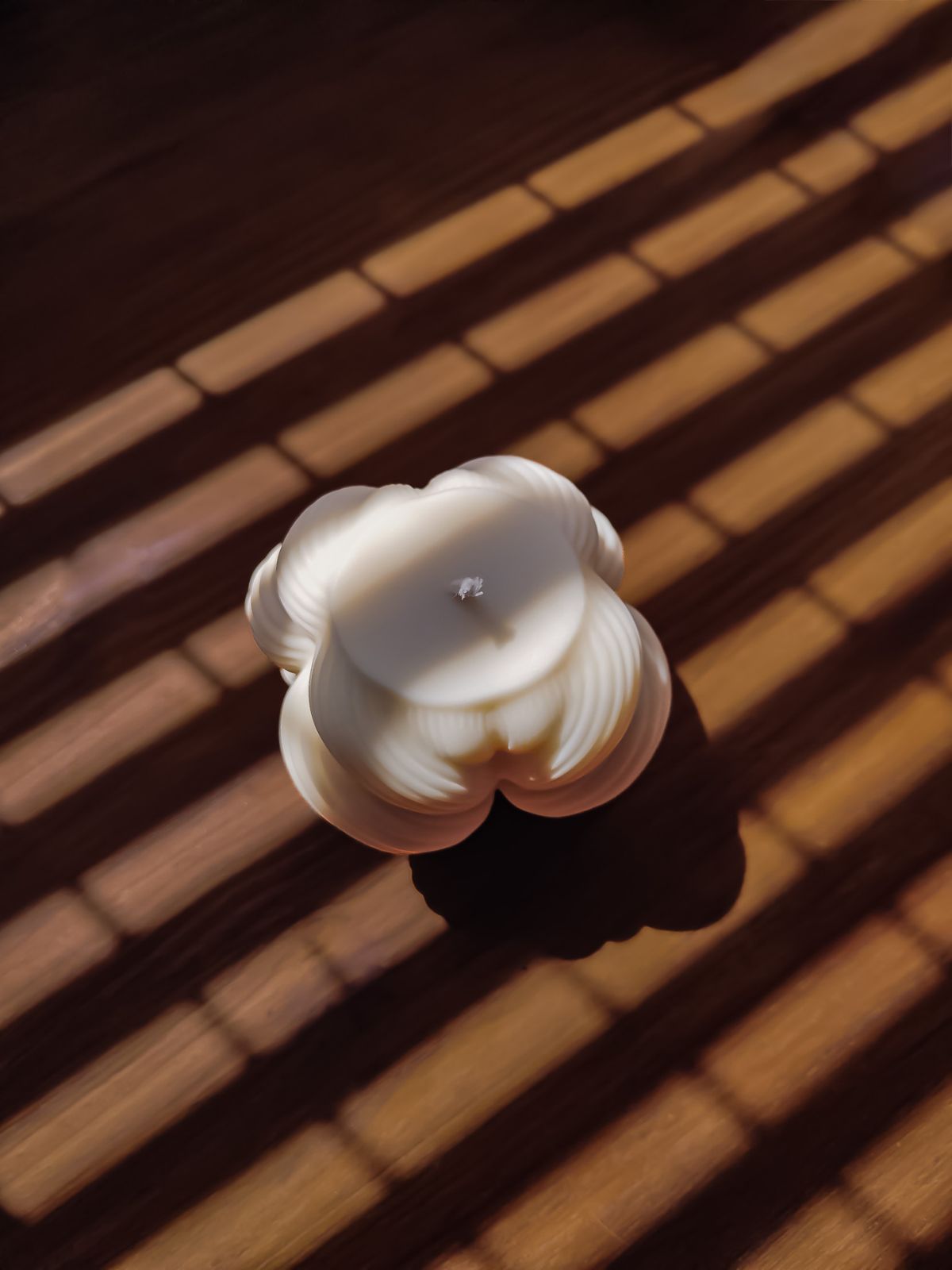 Bougie décorativeen forme de grande tresse. Tendance zen ou japandi pour un intérieur cosy et chaleureux. Bougie sculpturale fabriquée à la main en cire naturelle.  Décoration moderne d'intérieur.