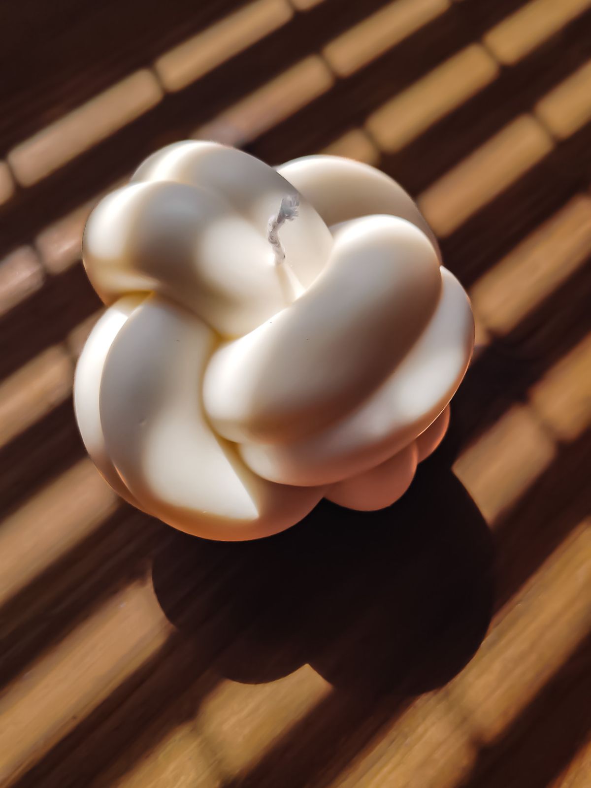 Bougies décoratives en forme de noeud pour décorer tables et comptoires. Décoration stylé et tendance pour sublimer toutes les pièces de la maison.