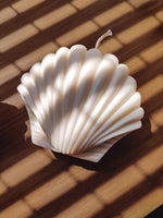 Bougie parfumée en forme coquillage. Décoration de tendance marine pour une ambiance bord de mer. bougie naturelle en cire de soja 100% végétale.