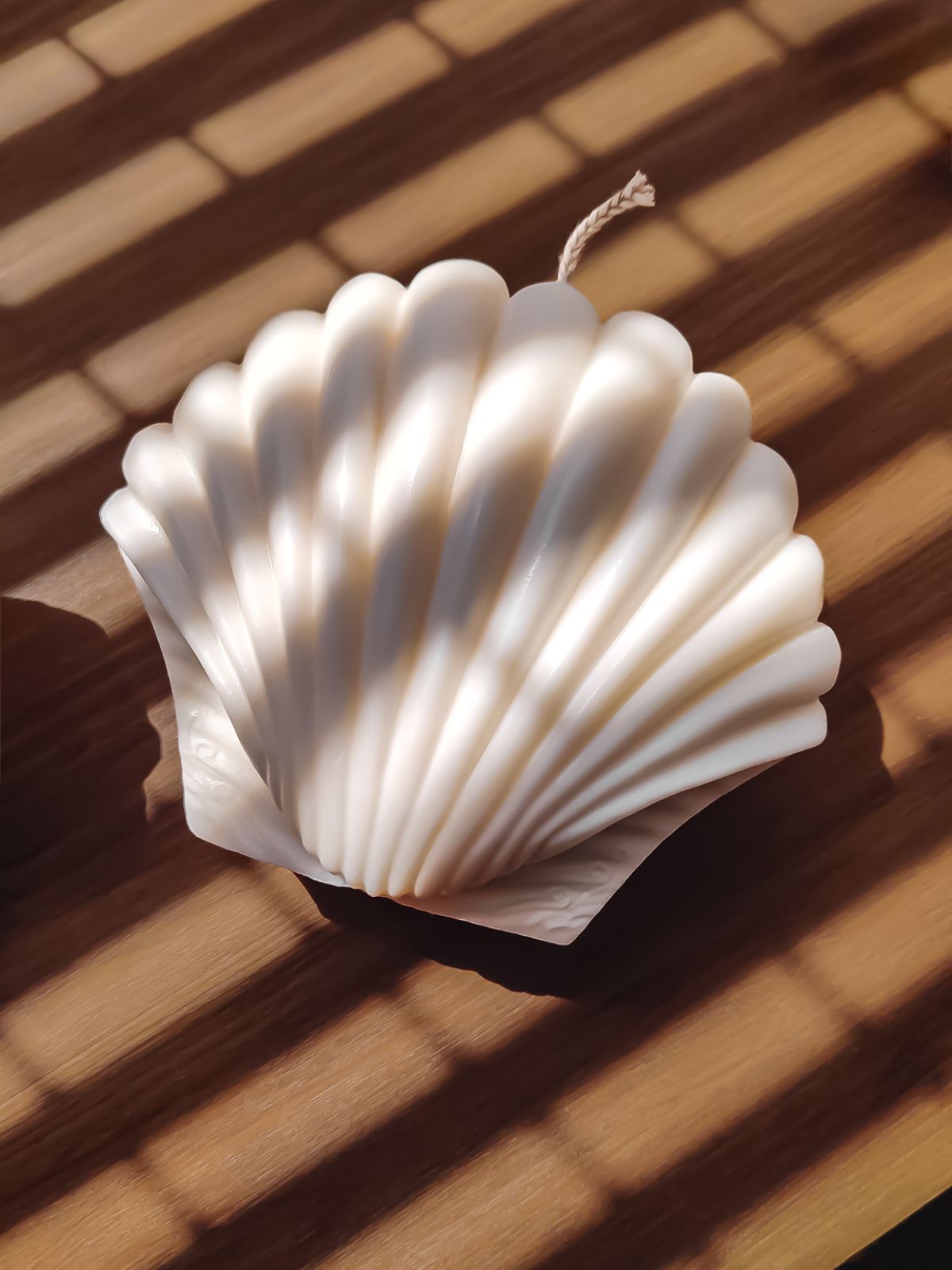 Bougie parfumée en forme coquillage. Décoration de tendance marine pour une ambiance bord de mer. bougie naturelle en cire de soja 100% végétale.