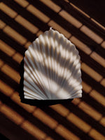 Bougie sculpturale en forme de éventail. Objet décorative de maison artisanal. bougie pour décorer table basse, bibliothèque, ou centre de table. fabriquée à la main en France a base de cire de soja 100% naturelle. bougie décorative parfumée.