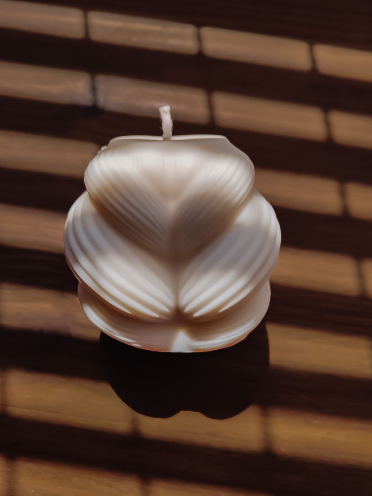 Bougie décorativeen forme de grande tresse. Tendance zen ou japandi pour un intérieur cosy et chaleureux. Bougie sculpturale fabriquée à la main en cire naturelle.  Décoration moderne d'intérieur.