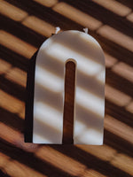 Bougie sculpturale en forme pont ou de arc. Décoration deign & graphique pour un intérieur art déco. objet décoratif pour une touche tendance et chaleureuse.