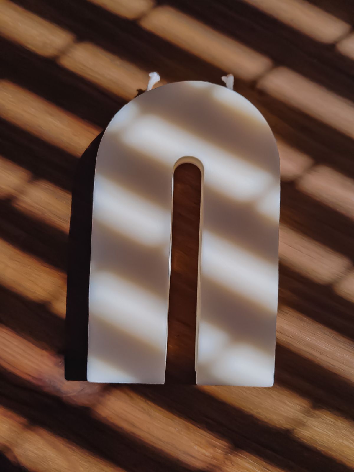 Bougie sculpturale en forme pont ou de arc. Décoration deign & graphique pour un intérieur art déco. objet décoratif pour une touche tendance et chaleureuse.