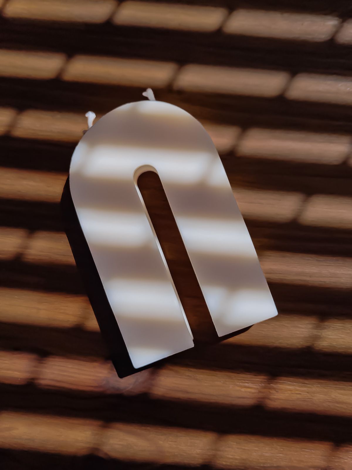 Bougie sculpturale en forme pont ou de arc. Décoration deign & graphique pour un intérieur art déco. objet décoratif pour une touche tendance et chaleureuse.
