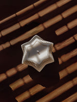 Grande bougie décorative de style scandinave pour un intérieur tendance et chaleureux. Bougie sculpturale artisanale en cire naturelle.  Déco contemporaine d'intérieur.