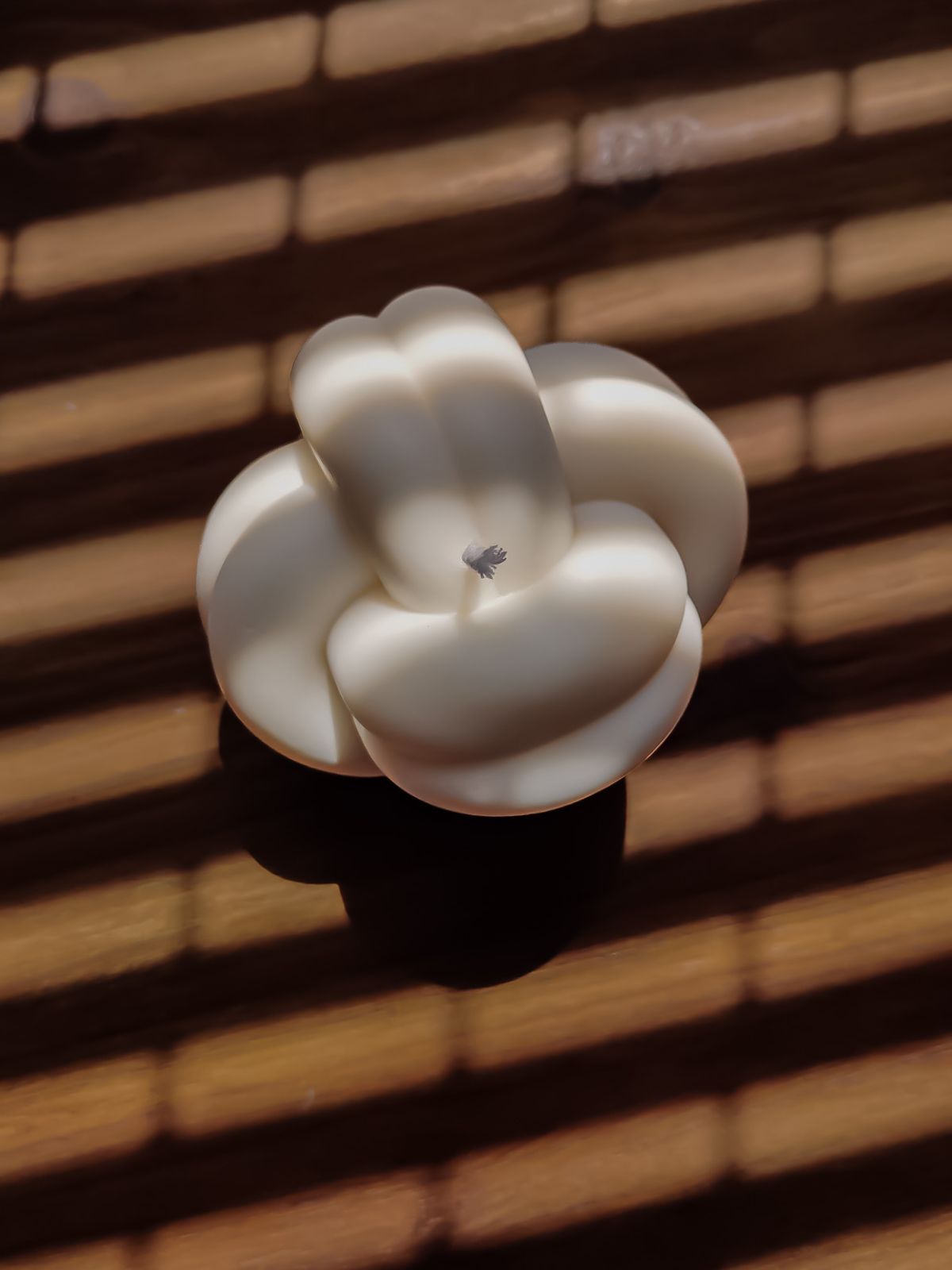 Bougies décoratives en forme de noeud pour décorer tables et comptoires. Décoration stylé et tendance pour sublimer toutes les pièces de la maison.