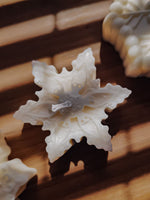 bougies flocon de neige sculptées en cire de soja naturelles. bougies artisanales, fabriquées en France à Lyon