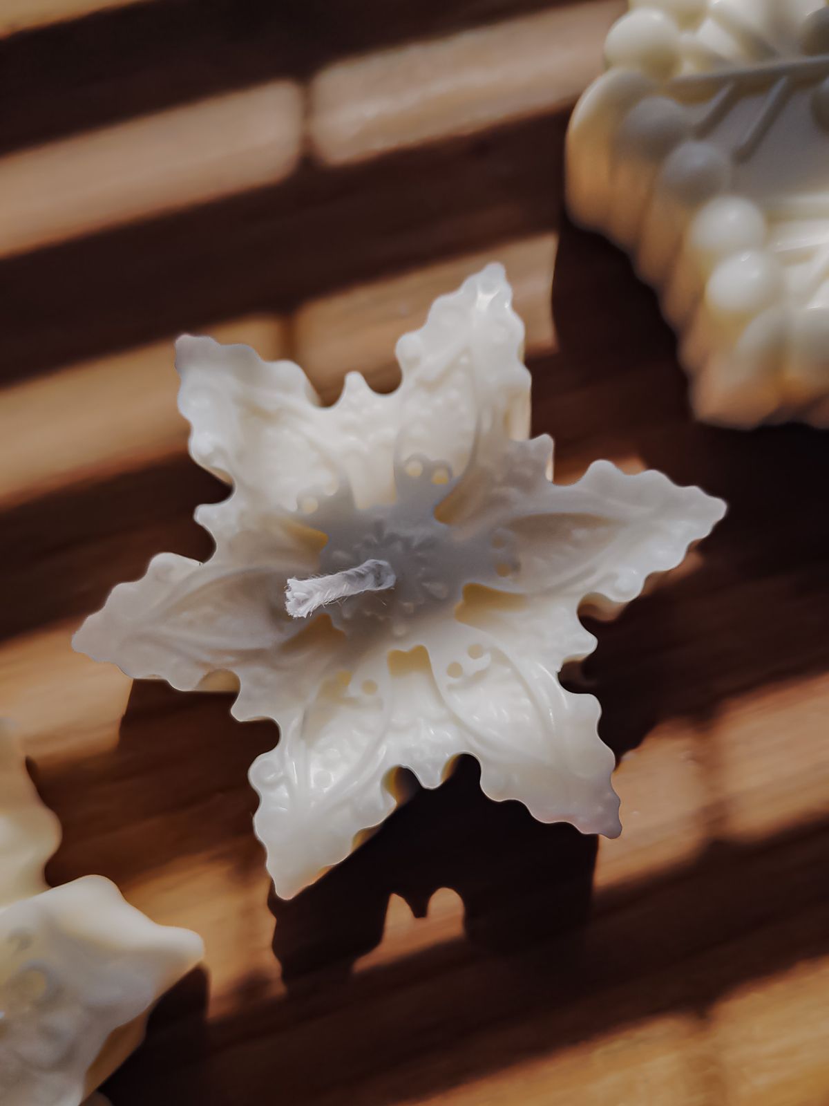 bougies flocon de neige sculptées en cire de soja naturelles. bougies artisanales, fabriquées en France à Lyon