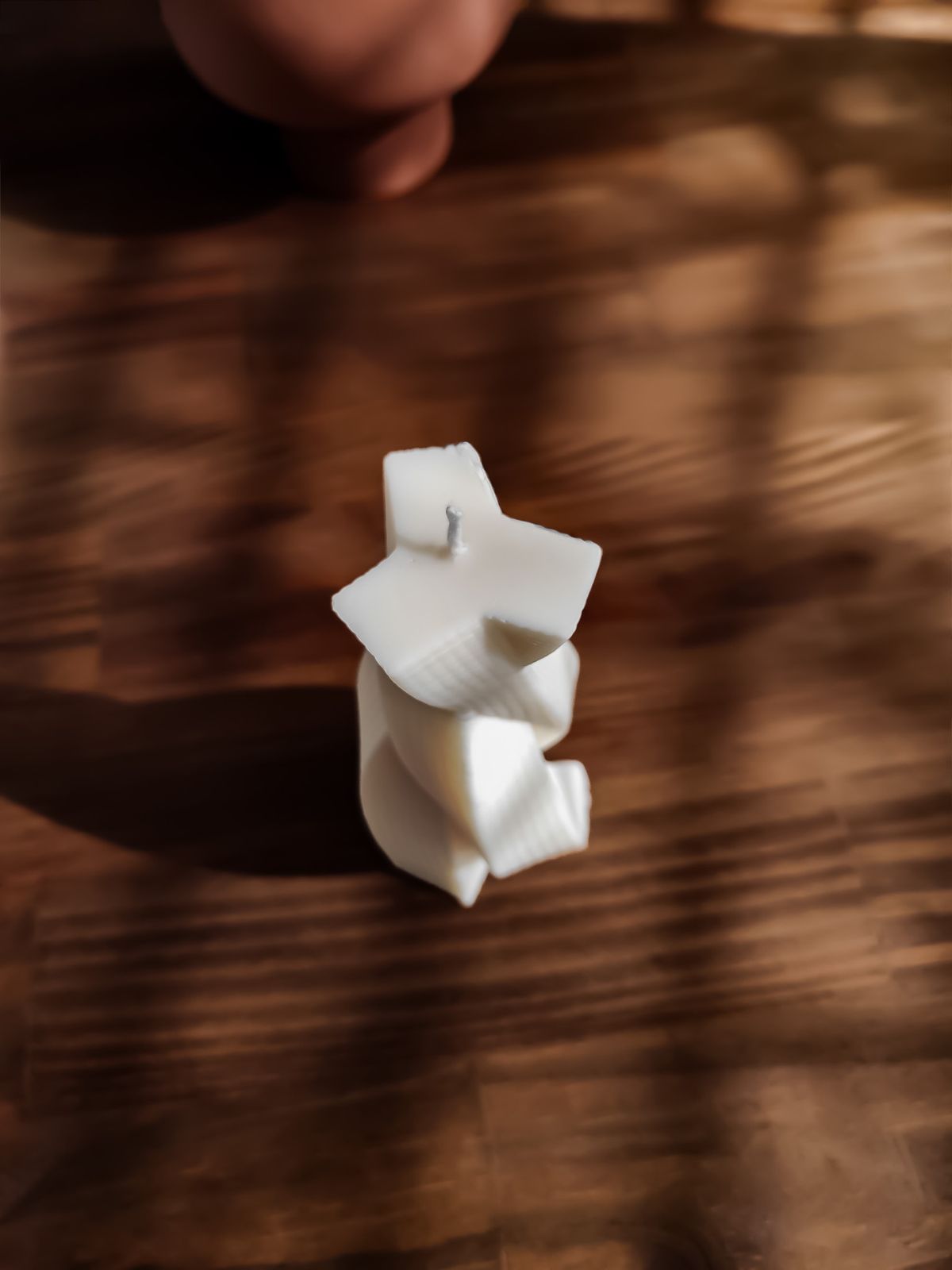 déco design et graphique. Objet décorative de maison artisanal. bougie pour décorer table basse, bibliothèque, ou centre de table. fabriquée à la main en France a base de cire de soja 100% naturelle. bougie décorative parfumée.