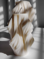 Bougie déco en forme de drapé. Objet décorative de maison artisanal. bougie pour décorer table basse, bibliothèque, ou centre de table. fabriquée à la main en France a base de cire de soja 100% naturelle. bougie décorative parfumée.