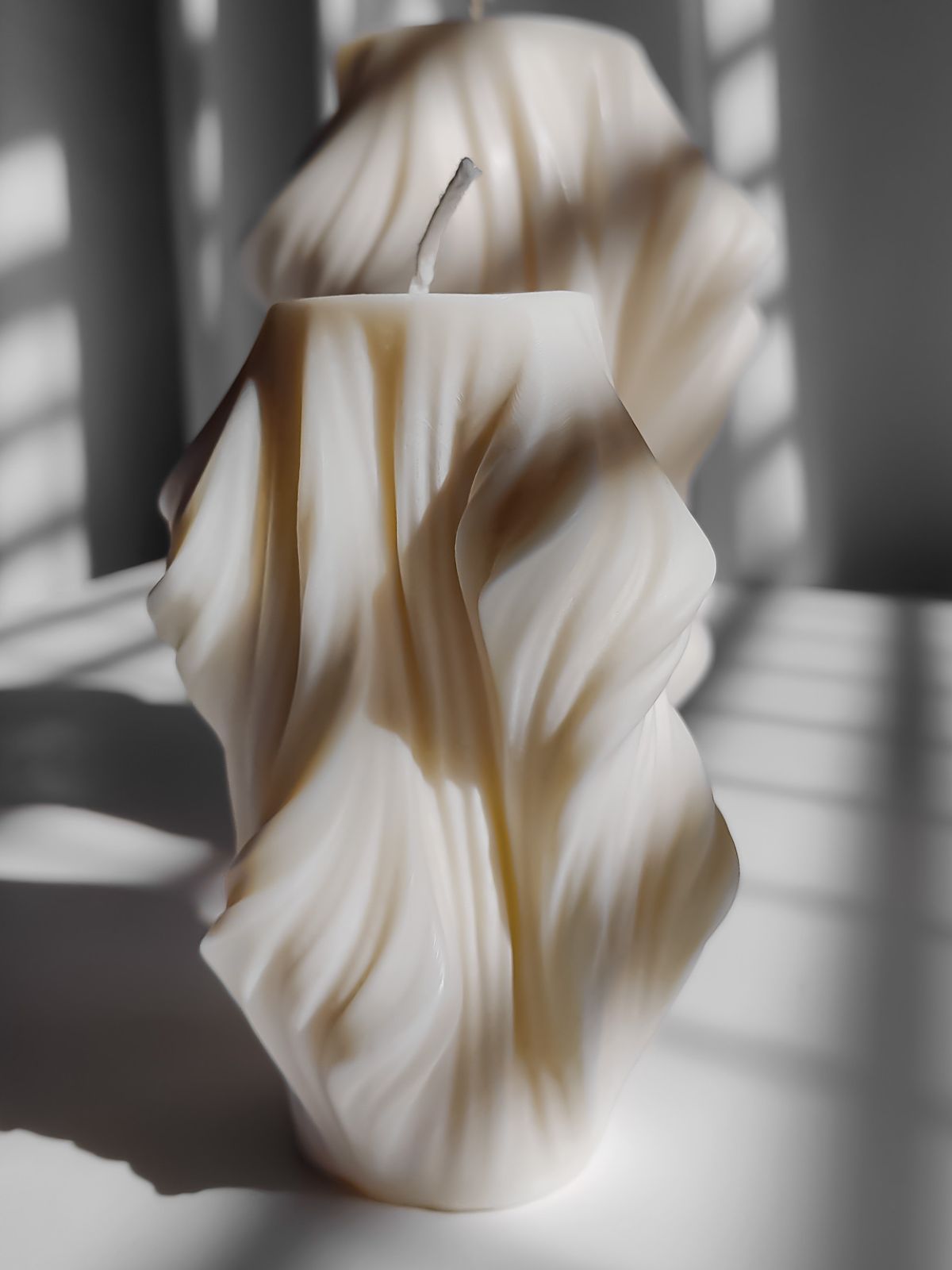 Bougie déco en forme de drapé. Objet décorative de maison artisanal. bougie pour décorer table basse, bibliothèque, ou centre de table. fabriquée à la main en France a base de cire de soja 100% naturelle. bougie décorative parfumée.