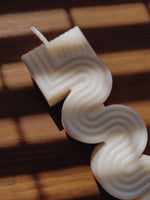 bougie pilier de table ondulé et torsadé pour donner un style artistique à votre intérieur. Bougie colonne décorative de table.