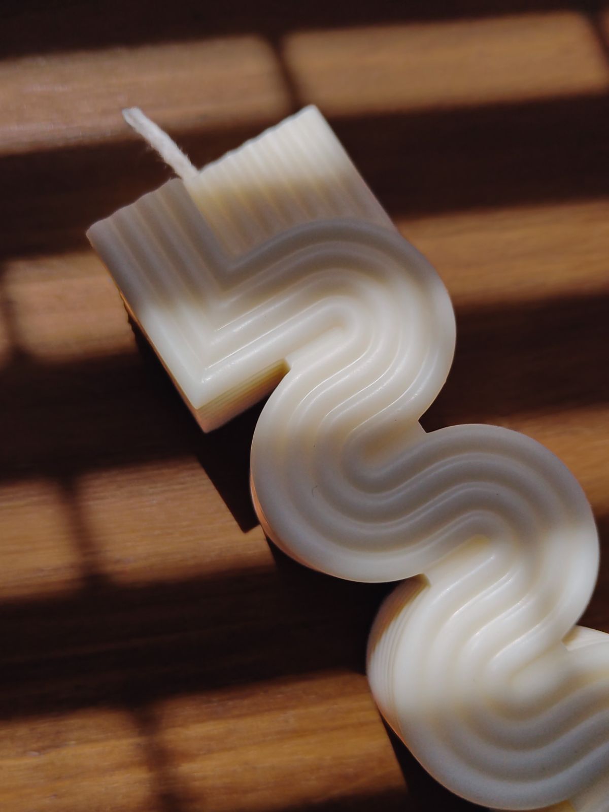 bougie pilier de table ondulé et torsadé pour donner un style artistique à votre intérieur. Bougie colonne décorative de table.