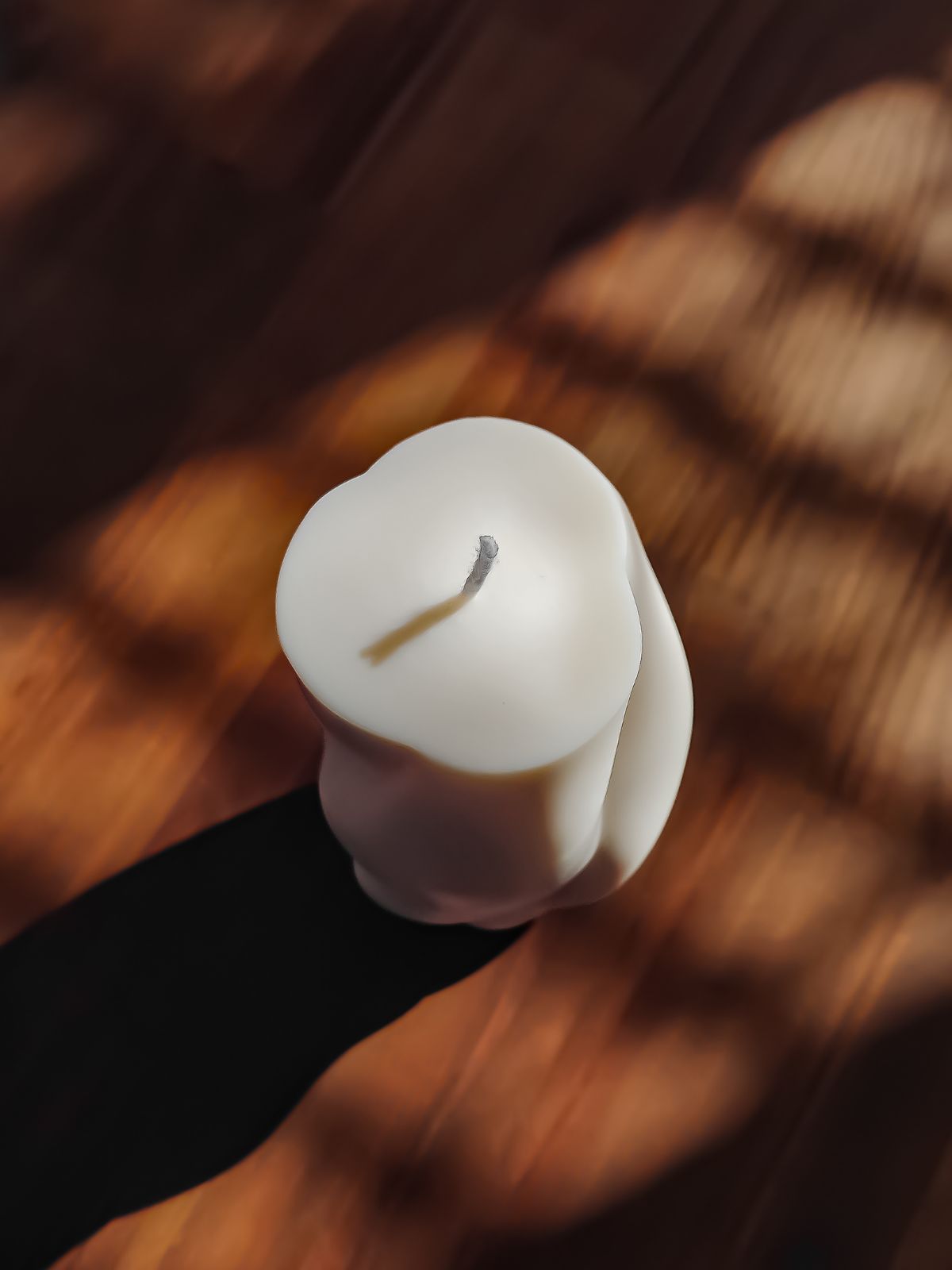 bougie pilier sculptural de table. bougie naturelle d'intérieur fait main en France. bougie parfumée intense.