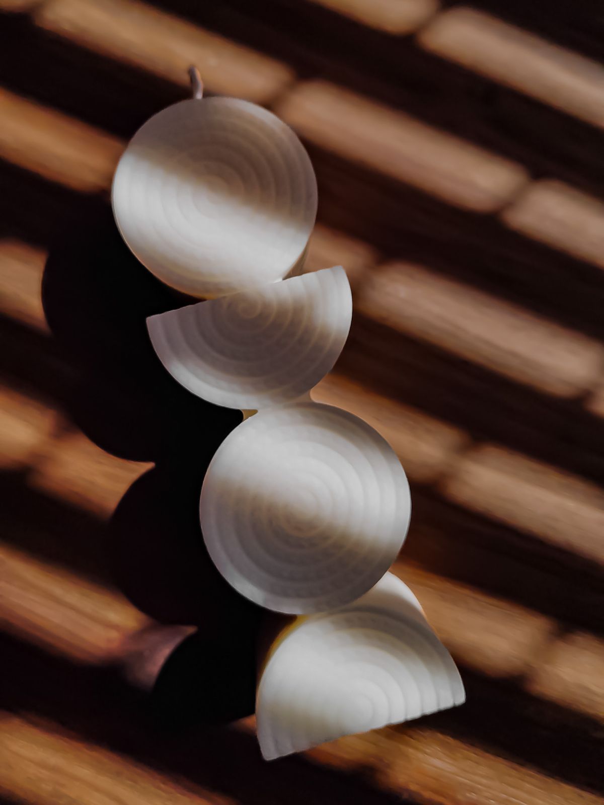 Bougies piliers design forme graphique pour une décoration art décoà la  parisienne.  Bougie sculpturale artisanale en cire végétale de soja. fabrication française.décoration de table basse cosy.