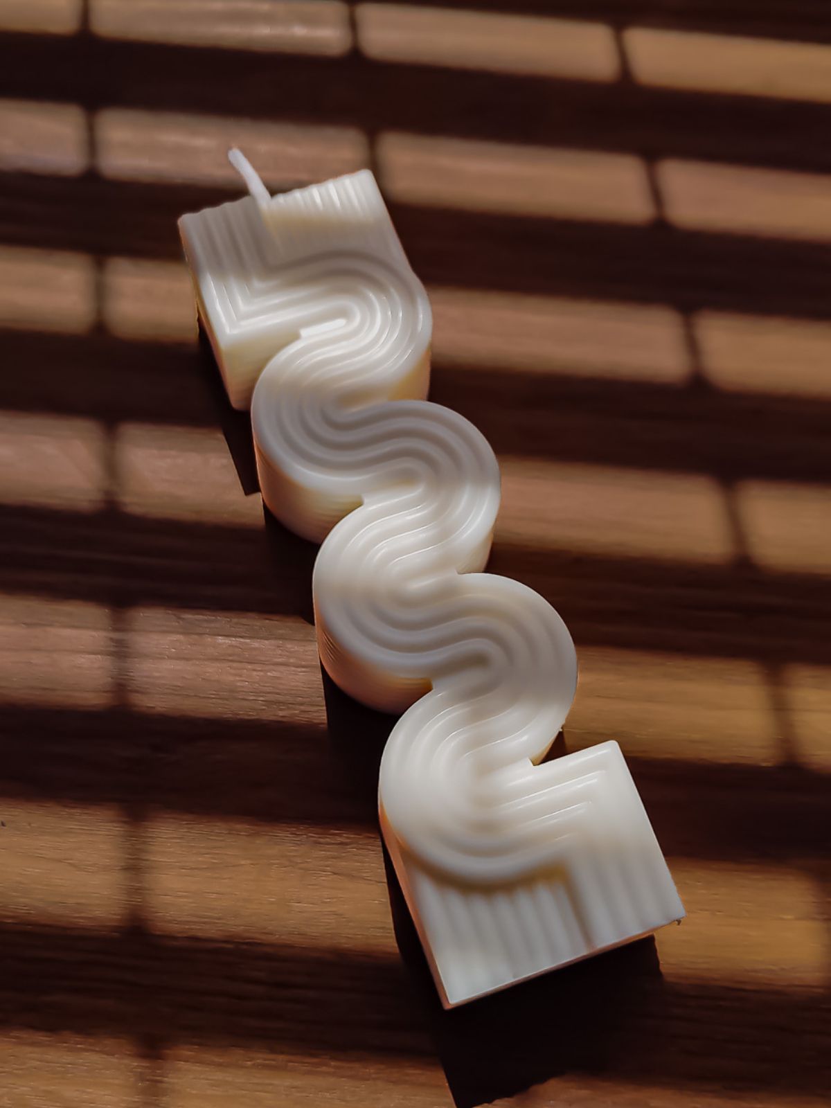 bougie pilier de table ondulé et torsadé pour donner un style artistique à votre intérieur. Bougie colonne décorative de table.