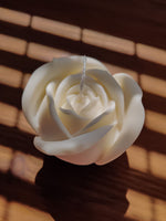 Jolie décoration en forme de rose pour une ambiance romantique et boheme. Duo de bougies décoratives parfumées en forme de fleur. Le cadeau parfait à offrir ramadan.