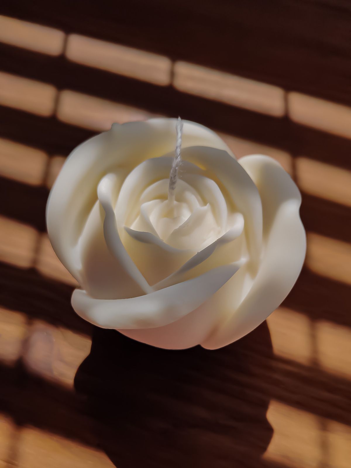 Jolie décoration en forme de rose pour une ambiance romantique et boheme. Duo de bougies décoratives parfumées en forme de fleur. Le cadeau parfait à offrir ramadan.