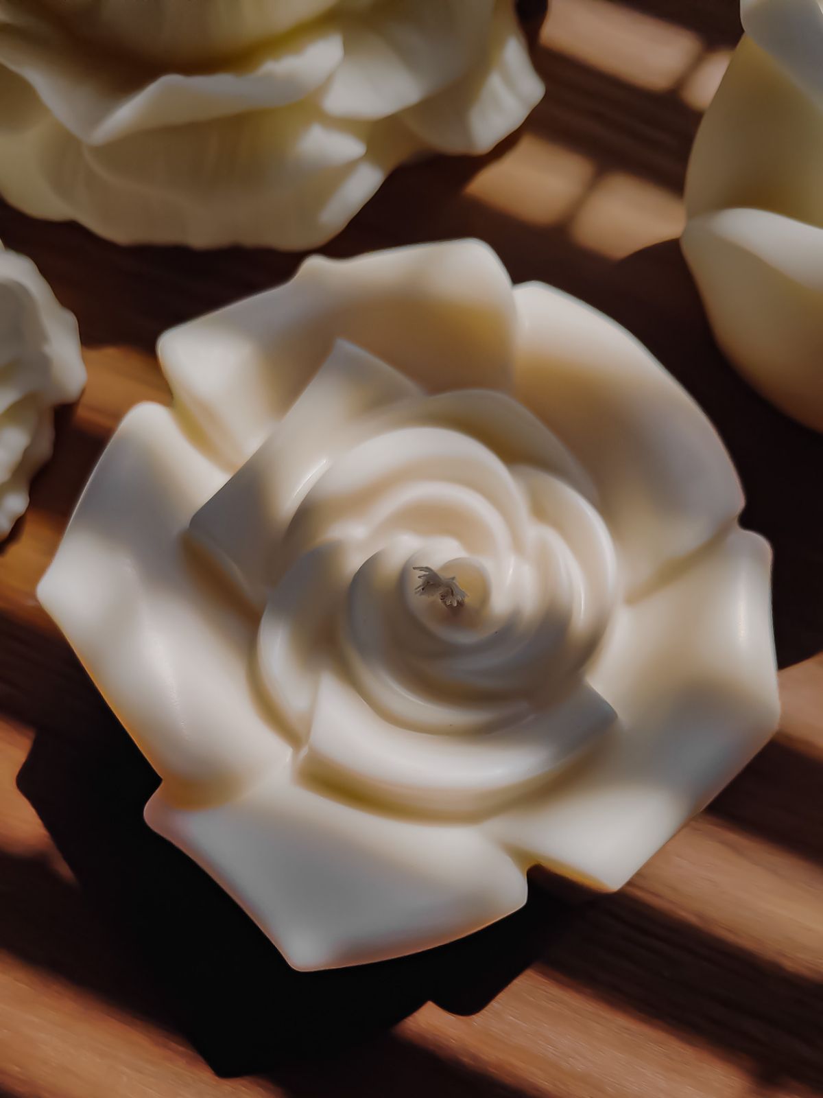 grande bougie en rose parfumée en cire de soja naturelle. bougies sculpturales artisanal et fabriqué en France. Une décoration luxueuse pour la touche haute gamme. Un beau cadeauu à offrir