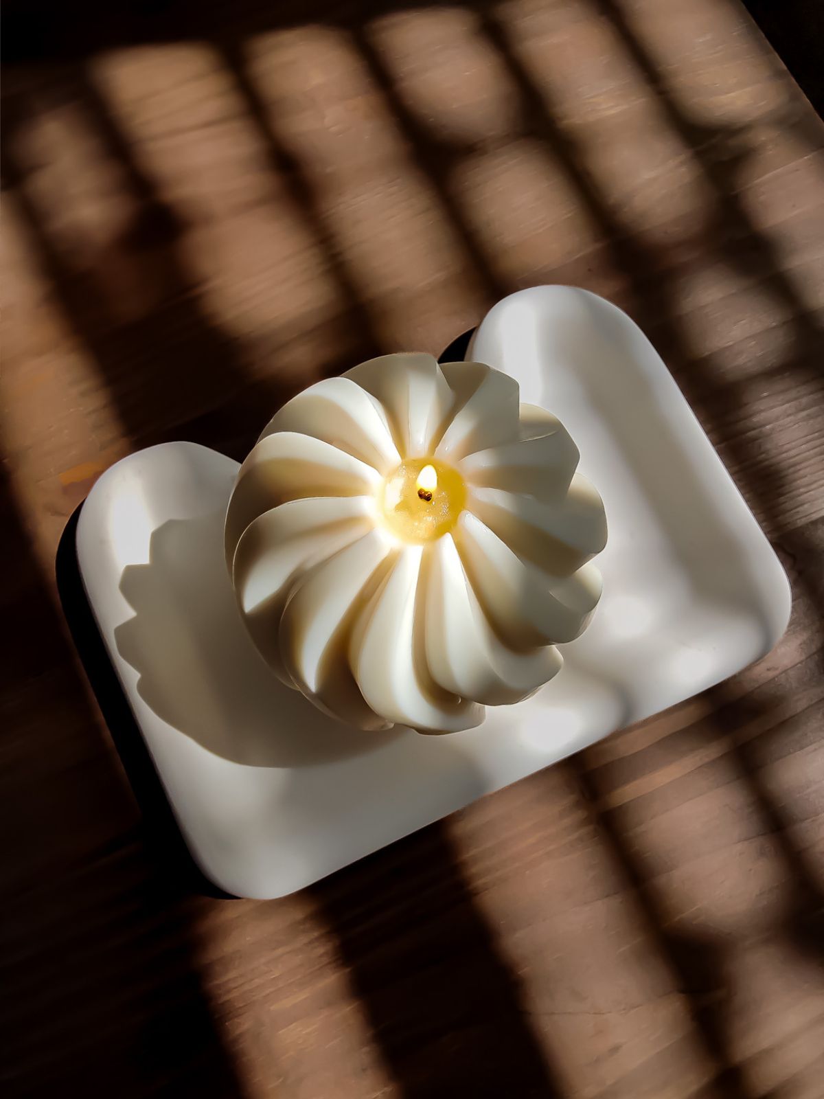 Bougie scuptural décoratif. Un objet déco et chaleureux. Fabrication artisanale et 100% naturelle.