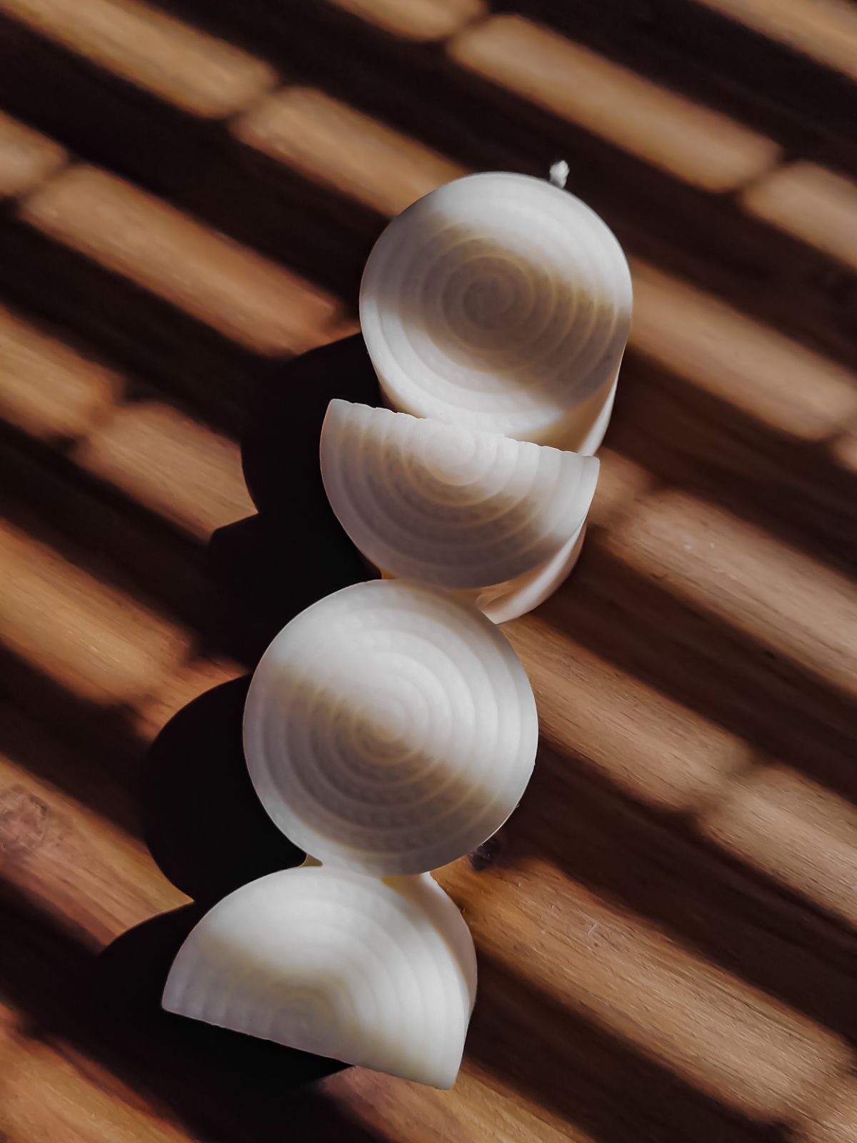 Bougies piliers design forme graphique pour une décoration art décoà la  parisienne.  Bougie sculpturale artisanale en cire végétale de soja. fabrication française.décoration de table basse cosy.