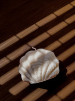Bougie parfumée en forme coquillage. Décoration de tendance marine pour une ambiance bord de mer. bougie naturelle en cire de soja 100% végétale.