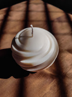 bougie design en forme de sphère décorative  artisanal.  bougie ronde naturelle en cire végétale de soja