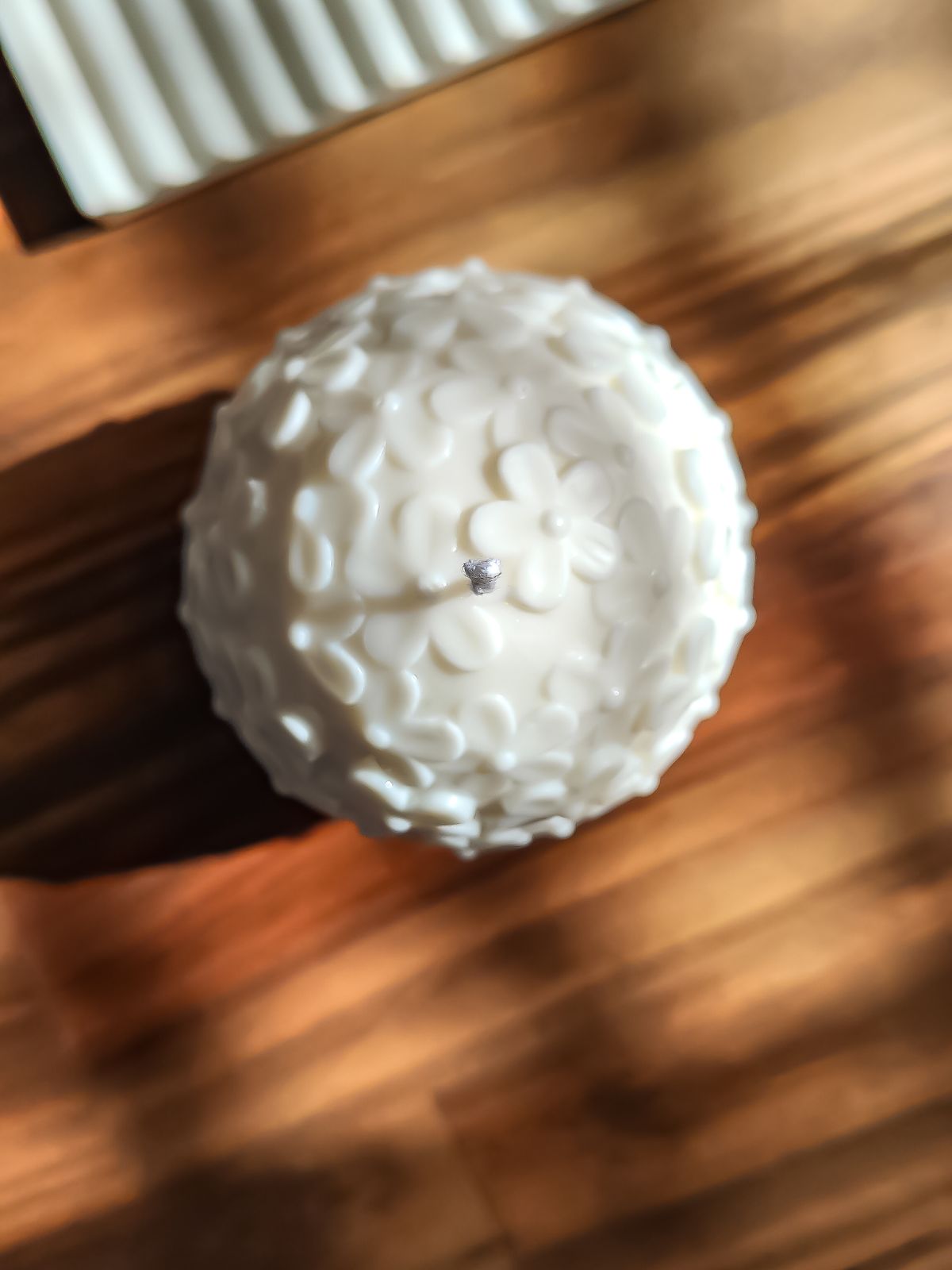 bougie décorative en forme d'oeuf fleuri. décoration en cire naturelle de soja et parfumé. fabrication Française.