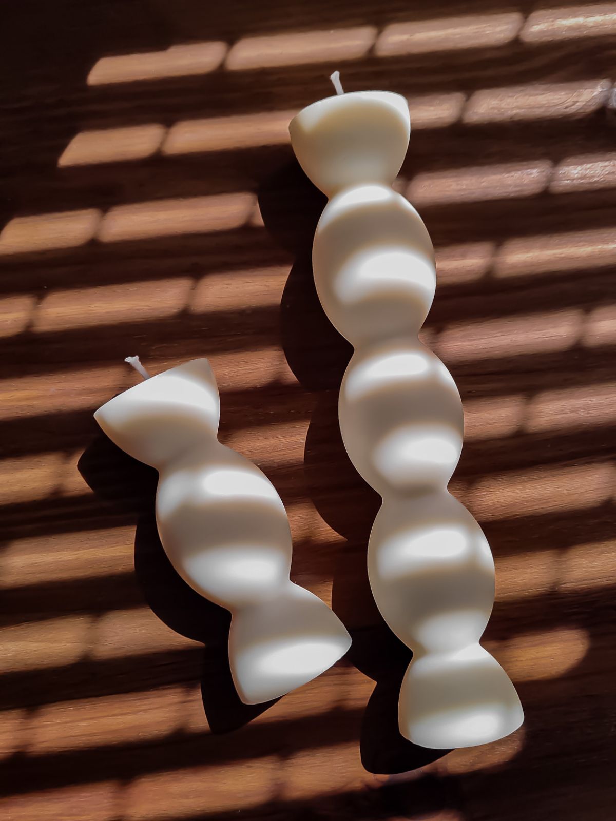 bougie pilier decorative design. déoration de salon et de table basse. décoration de maison stylé. bougie artisanale fabriqué en France et parfumée. décoration art de table raffinée.