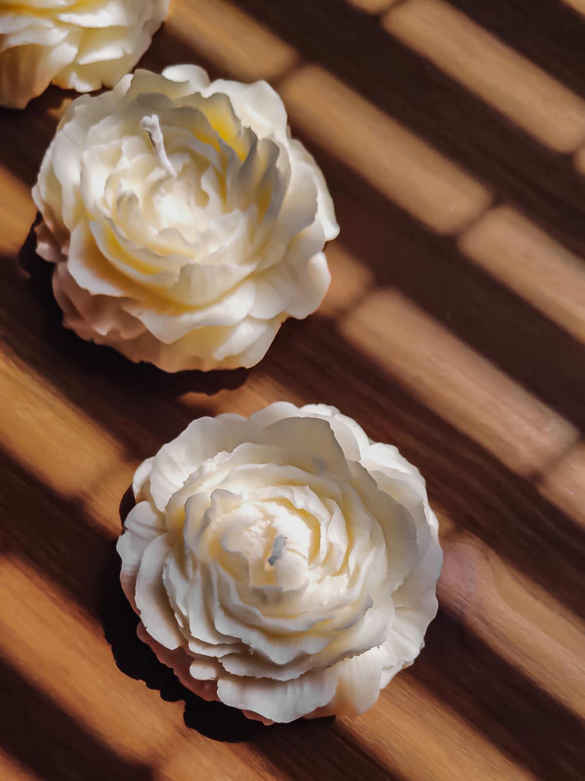 bougie fleur en forme de pivoine - Une décoration artisanale française fabriquée avec amour dans la ville de Lyon en France - cadeau marriage fetes des mères