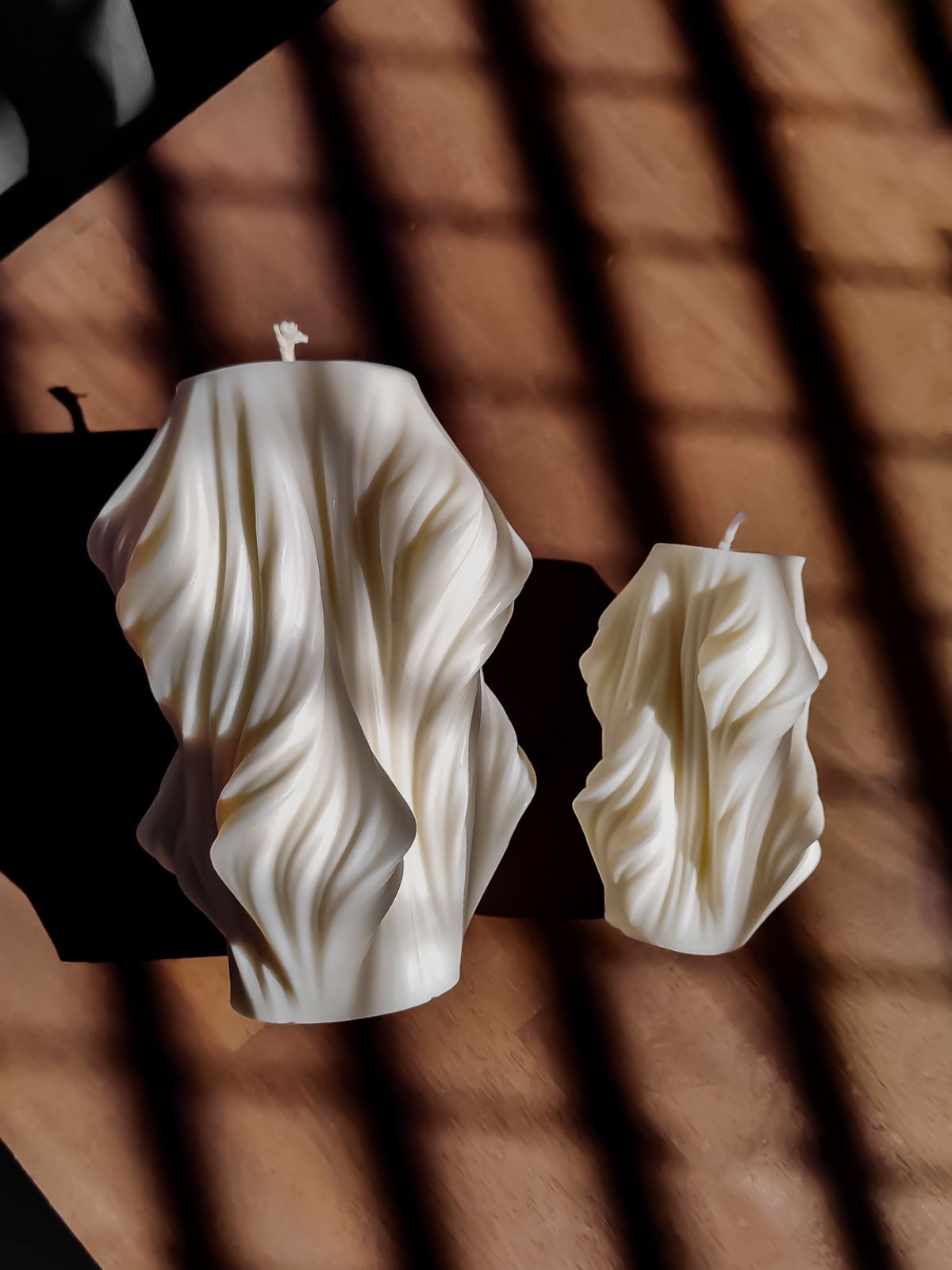 Grande et petite Bougie déco en forme de drapé. Objet décorative de maison artisanal. bougie pour décorer table basse, bibliothèque, ou centre de table. fabriquée à la main en France a base de cire de soja 100% naturelle. bougie décorative parfumée.