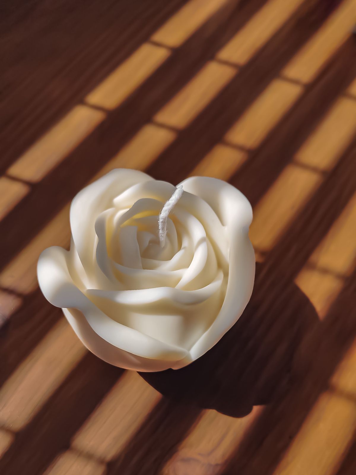 Jolie décoration en forme de rose pour une ambiance romantique et boheme. Duo de bougies décoratives parfumées en forme de fleur. Le cadeau parfait à offrir ramadan.